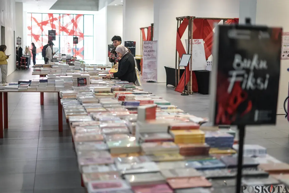 Pengunjung memilih buku pada Jakarta International Literary Festival di Taman Ismail Marzuki, Jakarta, Minggu, 16 November 2025. (Sumber: Poskota/Bilal Nugraha Ginanjar)