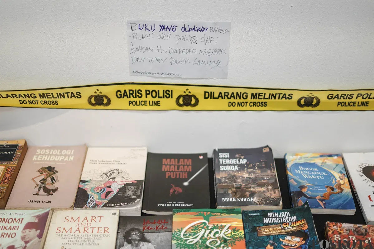 Pengunjung memilih buku pada Jakarta International Literary Festival di Taman Ismail Marzuki, Jakarta, Minggu, 16 November 2025. (Sumber: Poskota/Bilal Nugraha Ginanjar)