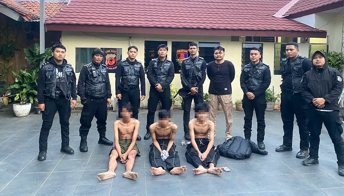 Tiga pemuda di Bogor Selatan, Kota Bogor, ditangkap polisi, diduga hendak tawuran karena membawa sajam. (Sumber: Dok Polsek Bogor Selatan)