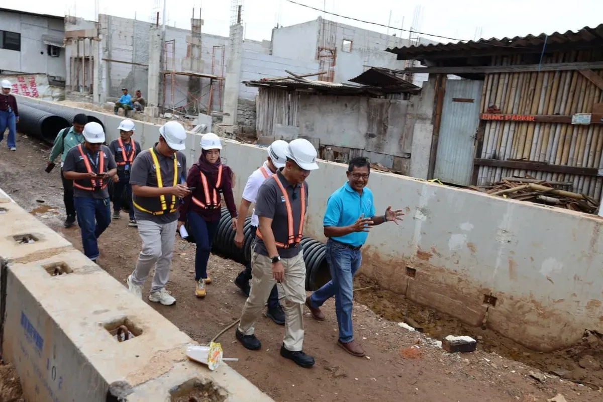 Direktur Utama PAM Jaya, Arief Nasrudin saat meninjau lapangan di Muara Angke, Jakarta Utara. (Sumber: Dok PAM Jaya)