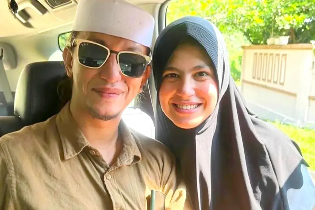 Potret Habib Bahar bin Smith dengan istri sirinya, Helwa Bachmid. (Sumber: Instagram/@official_fadlunbalghoits)