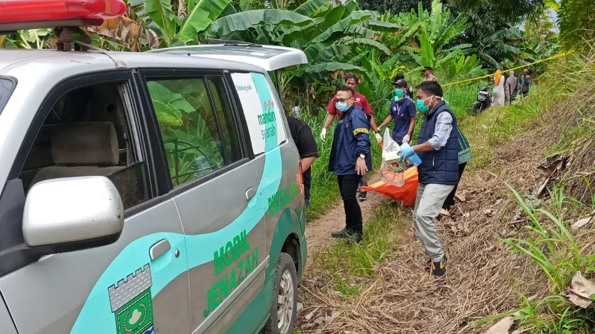 Petugas kepolisian mengevakuasi mayat tanpa identitas di area samping jembatan tol, Kampung Bundar, Kelurahan Bundar, Kabupaten Tangerang, Selasa, 18 November 2025. (Sumber: Dok. Istimewa)