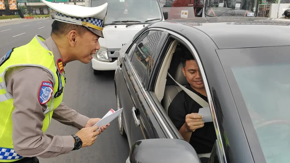 Polres Metro Bekasi Kota telah memberikan blangkon pelanggaran kepada 50 pengendara saat Operasi Zebra Jaya 2025. (Sumber: Dok. Istimewa)