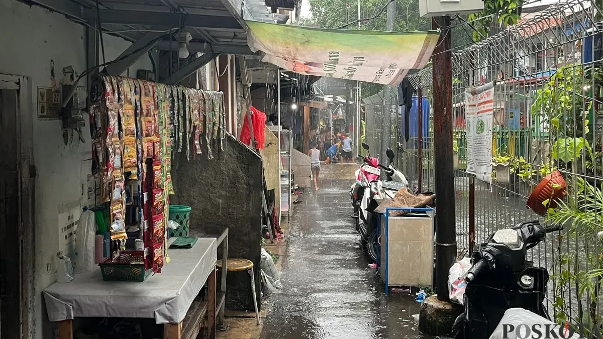 Suasana di permukiman padat di RW 09, Kelurahan Menteng, Kecamatan Menteng, Jakarta Pusat, Selasa, 18 November 2025. (Sumber: Poskota/Pandi Ramedhan)