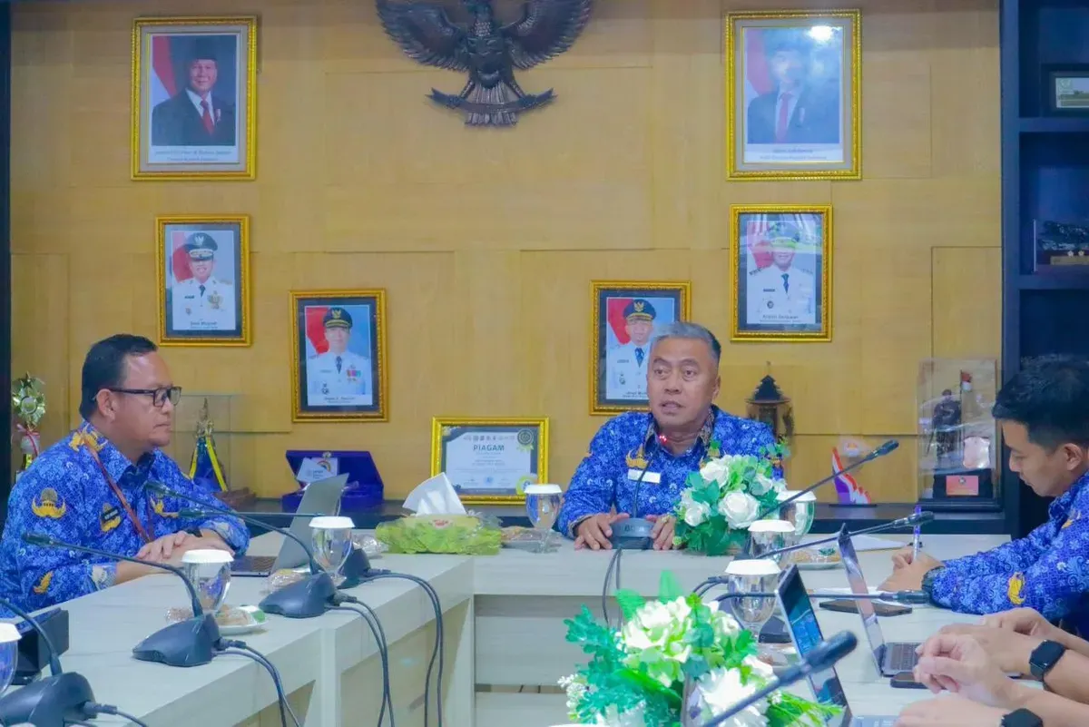 Sekda Kota Bogor, Denny Mulyadi pimpin rakor pembangunan dua sekolah baru dengan Pemprov Jabar. (Sumber: Pemkot Bogor)