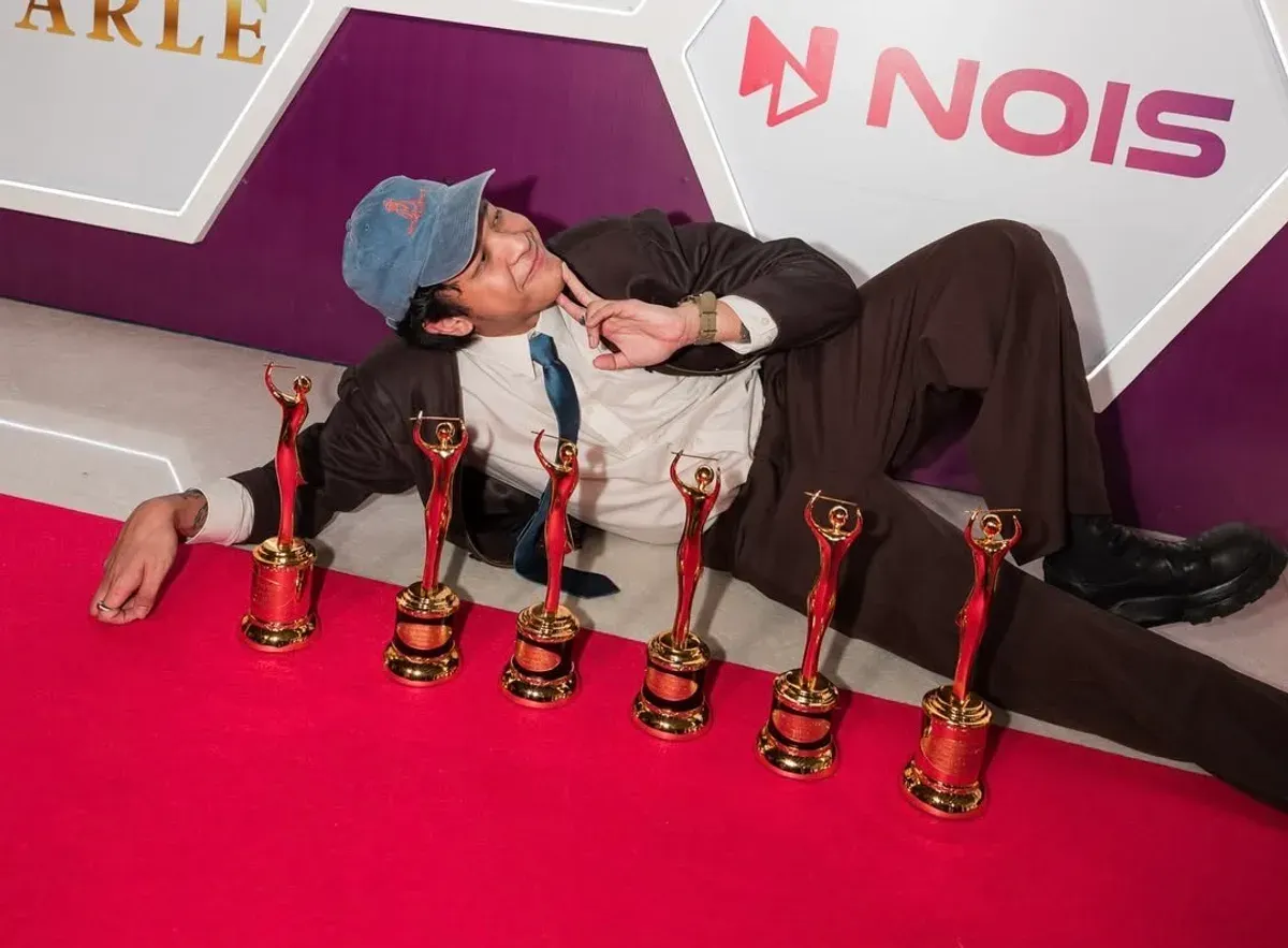 Baskara Putra berhasil membawa lima piala dalam AMI Awards 2025 yang digelar pada Rabu, 19 November 2025 (Sumber: Instagram @wordfangs)