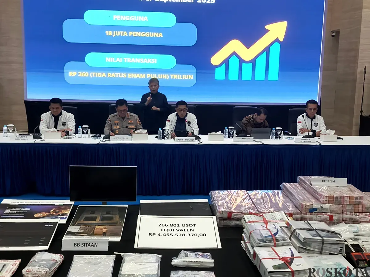 Konferensi pers Dittipidsiber Bareskrim Polri terkait kejahatan siber yang melibatkan dua aplikasi pinjol ilegal di Bareskrim Polri, Jakarta Selatan, Kamis, 20 November 2025. (Sumber: POSKOTA | Foto: Ali Mansur)