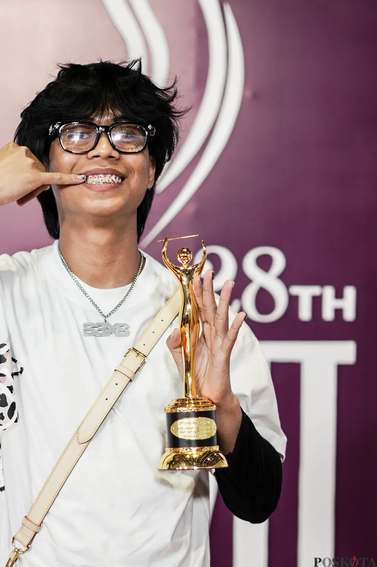Penyanyi Tenxi berpose dengan piala saat menghadiri malam Anugerah Musik Indonesia (AMI) Award 2025 di Jakarta, Rabu, 19 November 2025. (Sumber: Poskota/Bilal Nugraha Ginanjar)