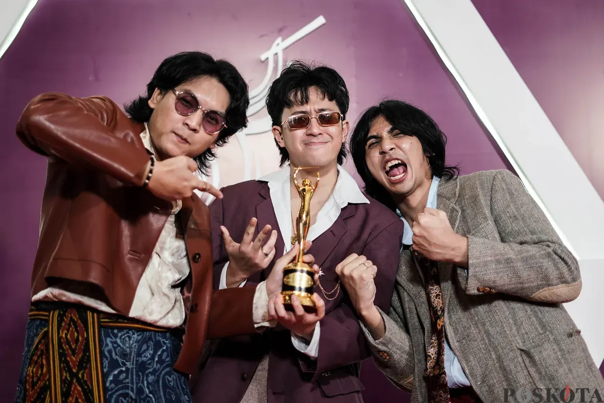 Grup musik The Lantis berpose dengan piala saat menghadiri malam Anugerah Musik Indonesia (AMI) Award 2025 di Jakarta, Rabu, 19 November 2025. (Sumber: Poskota/Bilal Nugraha Ginanjar)