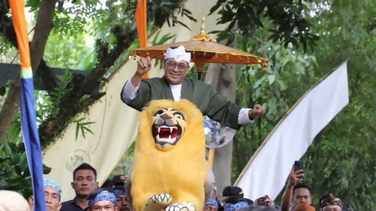 Wali Kota Cimahi, Ngatiyana di Kampung Adat Cireundeu, Kelurahan Leuwigajah, Kecamatan Cimahi Selatan. (Sumber: Dok. Diskominfo Kota Cimahi)