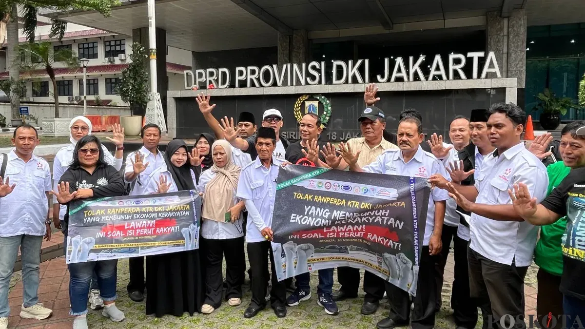Sejumlah asosiasi pedagang menggeruduk gedung DPRD Jakarta untuk menyampaikan kritik terhadap Raperda KTR, Rabu, 20 November 2025. (Sumber: Poskota/Pandi Ramedhan)