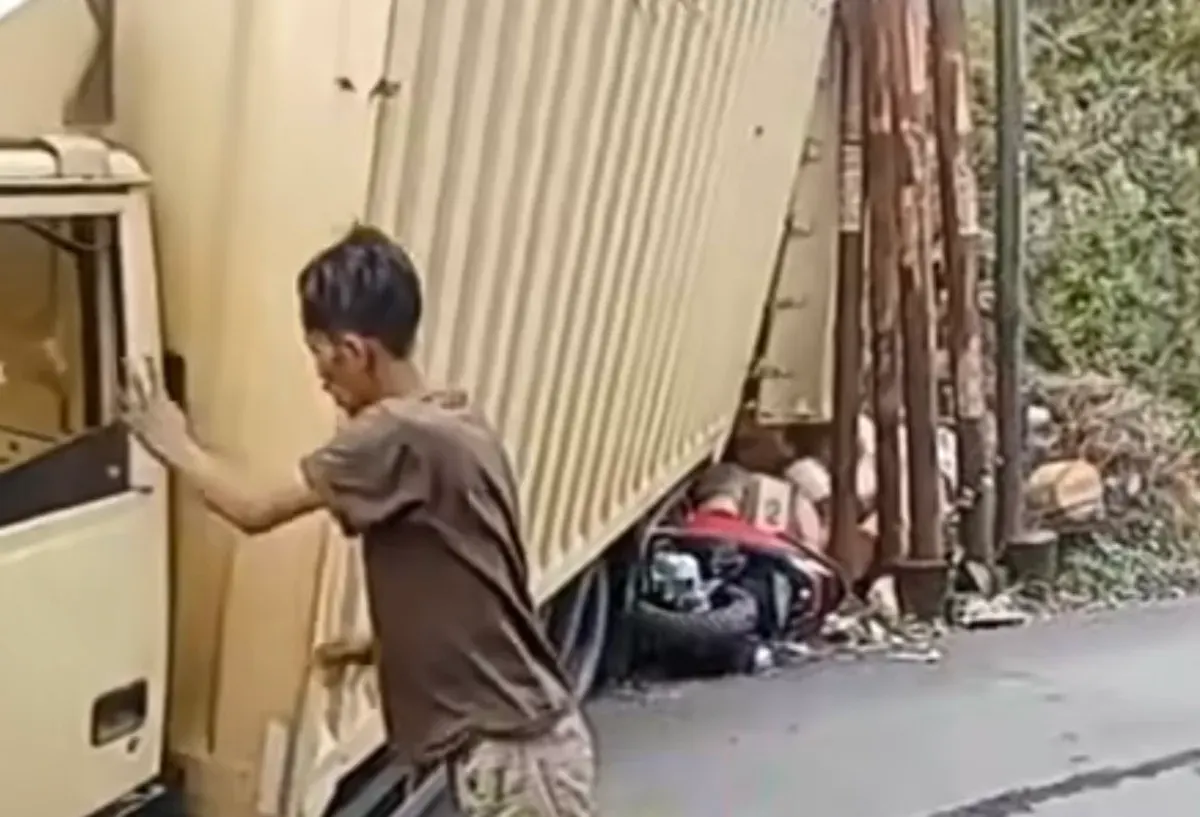 Tangkapan layar truk mundur lalu menabrak motor di Gunung Putri Bogor. (Sumber: Istimewa)