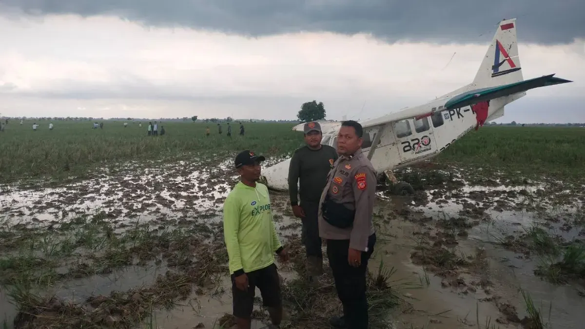Pesawat milik PT Wise Air jenis GA28 Airplane 2004 mendarart darurat di area pesawahan Dusun Waluya, Desa Kertawaluya, Kecamatan Tirtamulya, Kabupaten Karawang, Jumat, 21 November 2025. (Sumber: Dok. Polda Jabar)