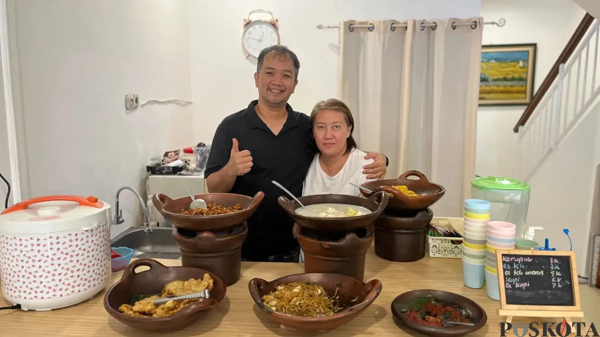 Eks drummer band Radja, Seno Aji Wibowo membantu istri mengelola rumah makan di Jalan Boulevard Timur Blok NB 1, Pegangsaan Dua, Kelapa Gading, Jakarta Utara. (Sumber: Poskota/Pandi Ramedhan)