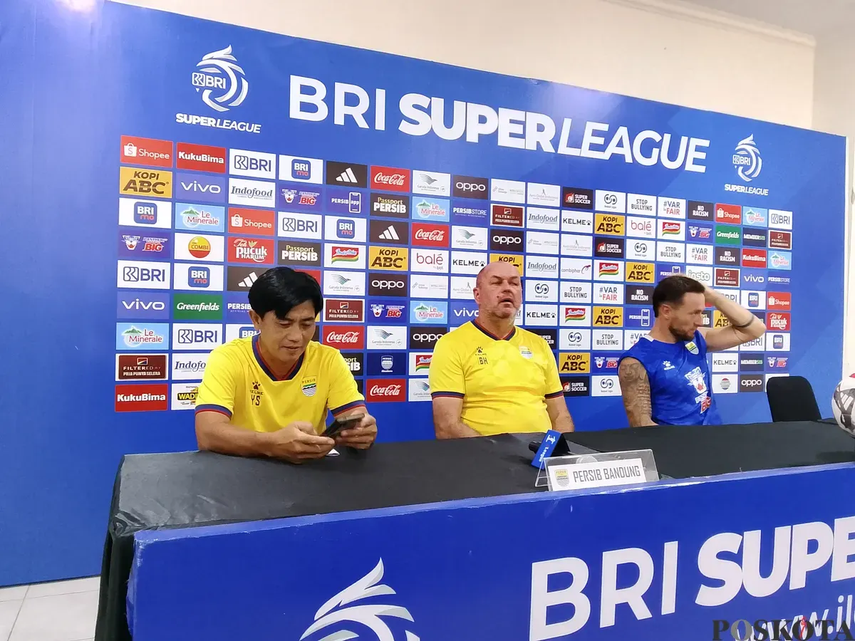 Pelatih Persib, Bandung Bojan Hodak (tengah), dalam pressconference di Stadion Gelora Bandung Lautan Api (GBLA), Gedebage Bandung, 20 November 2025. (Sumber: Poskota/Gatot Poedji Utomo)