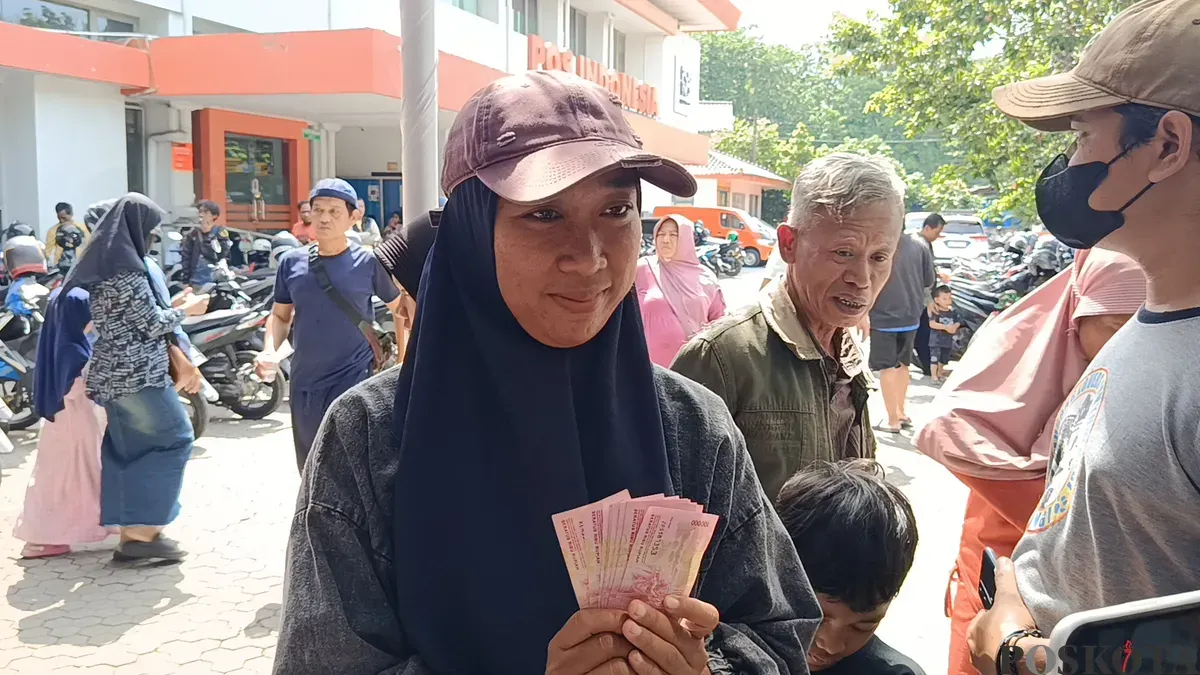 Salah seorang penerima bansos BLT Kesra di Kantor Pos Indonesia, Jalan Lapangan Serbaguna Nomor 7, RT 002/RW 009, Kelurahan Margahayu, Kecamatan Bekasi Timur, Kota Bekasi, Senin, 24 November 2025. (Sumber: Poskota/Nurpini Aulia Rapika)