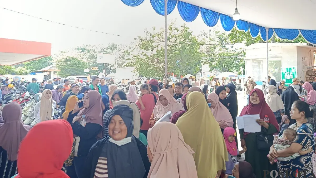 Ribuan warga mengantre pengambilan BLT Kesra di Kantor Pos Indonesia, Bekasi Timur, Kota Bekasi, Senin, 24 November 2025. (Sumber: Poskota/Nurpini Aulia Rapika)