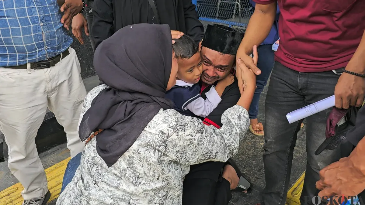 Seorang tahanan bebas bersyarat, Sodikin saat melepas rindu bersama anak dan istrinya di Rutan Kelas I Tangerang, Senin, 24 November 2025. (Sumber: Poskota/Veronica Prasetio)
