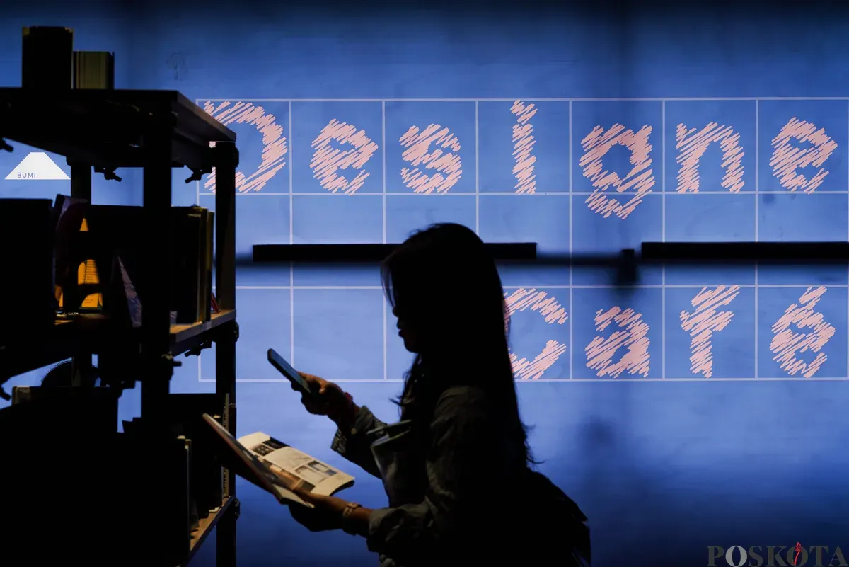 Pengunjung mengamati karya desain grafis pada pameran ADGI Design Week 2025 di Taman Ismail Marzuki, Jakarta, Minggu, 23 November 2025. (Sumber: Poskota/Bilal Nugraha Ginanjar)
