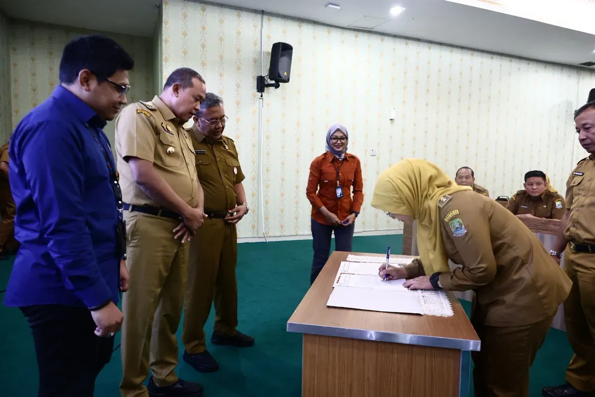 Wali Kota Bekasi, Tri Adhianto, resmi mengumumkan pengangkatan ratusan guru honorer menjadi PPPK di Hari Guru Nasional pada Selasa, 25 November 2025. (Sumber: Dok Humas Pemkot Bekasi)