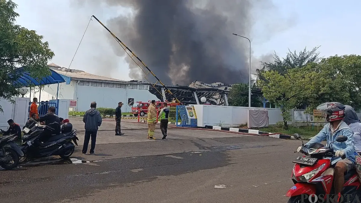 Asap hitam dari kebakaran PT TAK Textiles Indonesia di Jababeka, Cikarang Utara, Kabupaten Bekasi, Selasa, 25 November 2025. (Sumber: Poskota/Nurpini Aulia Rapika)