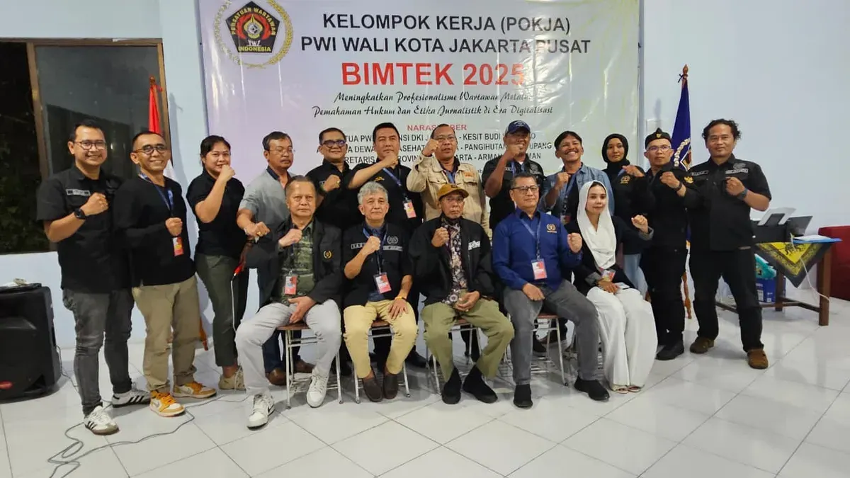 Pengurus PWI Jaya dan Pokja PWI Wali Kota Jakarta Pusat bersama peserta Bimtek 2025 tentang pemahaman hukum dan etika di era digital di Megamendung, Kabupaten Bogor, Senin, 24 November 2025. (Sumber: Dok. Istimewa)