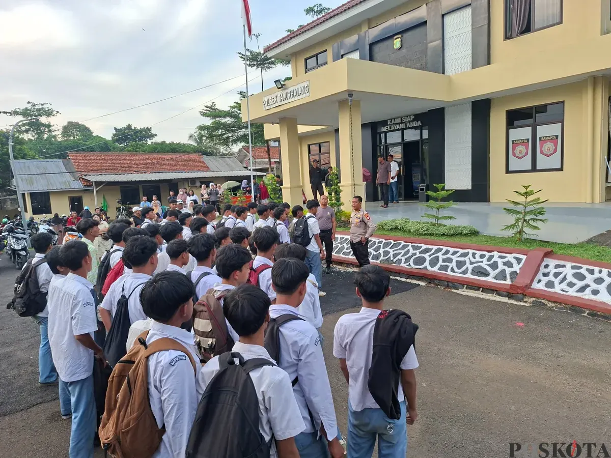 Puluhan pelajar SMK yang terlibat tawuran di Tajurhalang dikumpulkan untuk mendapat pembinaan di Mapolsek Tajurhalang, Selasa, 25 November 2025. (Sumber: Poskota/Angga Pahlevi)