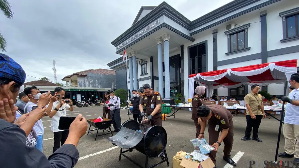 Jajaran Kejari Pandeglang melakukan pemusnahan uang palsu dan beberapa jenis perkara, Rabu, 26 November 2025. (Sumber: Poskota/Samsul Fatoni)