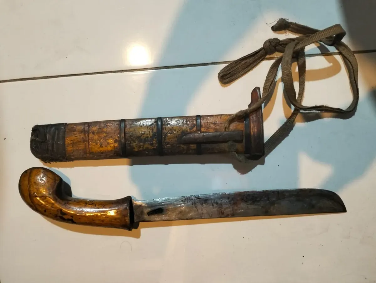 Polsek Senen barang bukti golok dari aksi penganiayaan bersenjata tajam di Jalan arah masuk Plaza Atrium Senen, Rabu, 26 November 2025 sekitar pukul 22.50 WIB. (Sumber: Polres Metro Jakarta Pusat)
