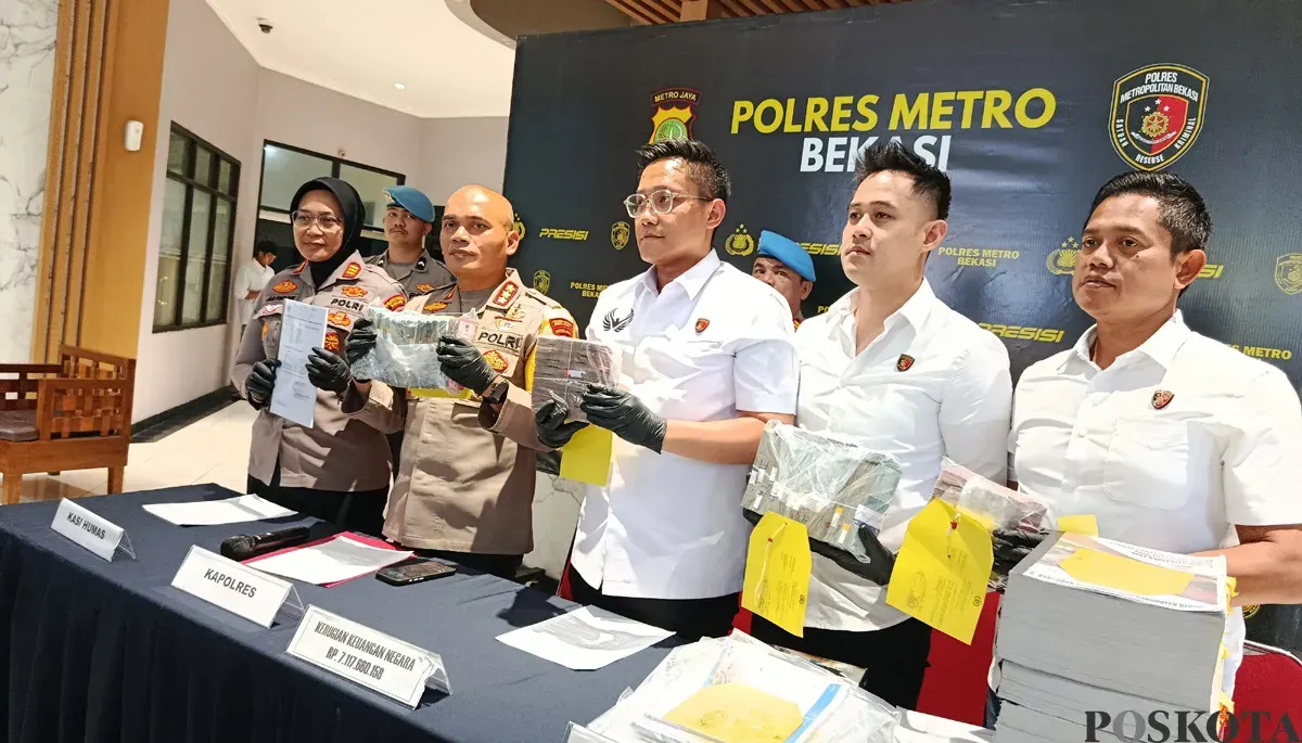 Kapolres Metro Bekasi bersama jajarannya mengadakan konferensi pers kasus penyalahgunaan dana hibah NPCI Kabupaten Bekasi. Kamis, 27 November 2025. (Sumber: POSKOTA | Foto: Nurpini Aulia Rapika)