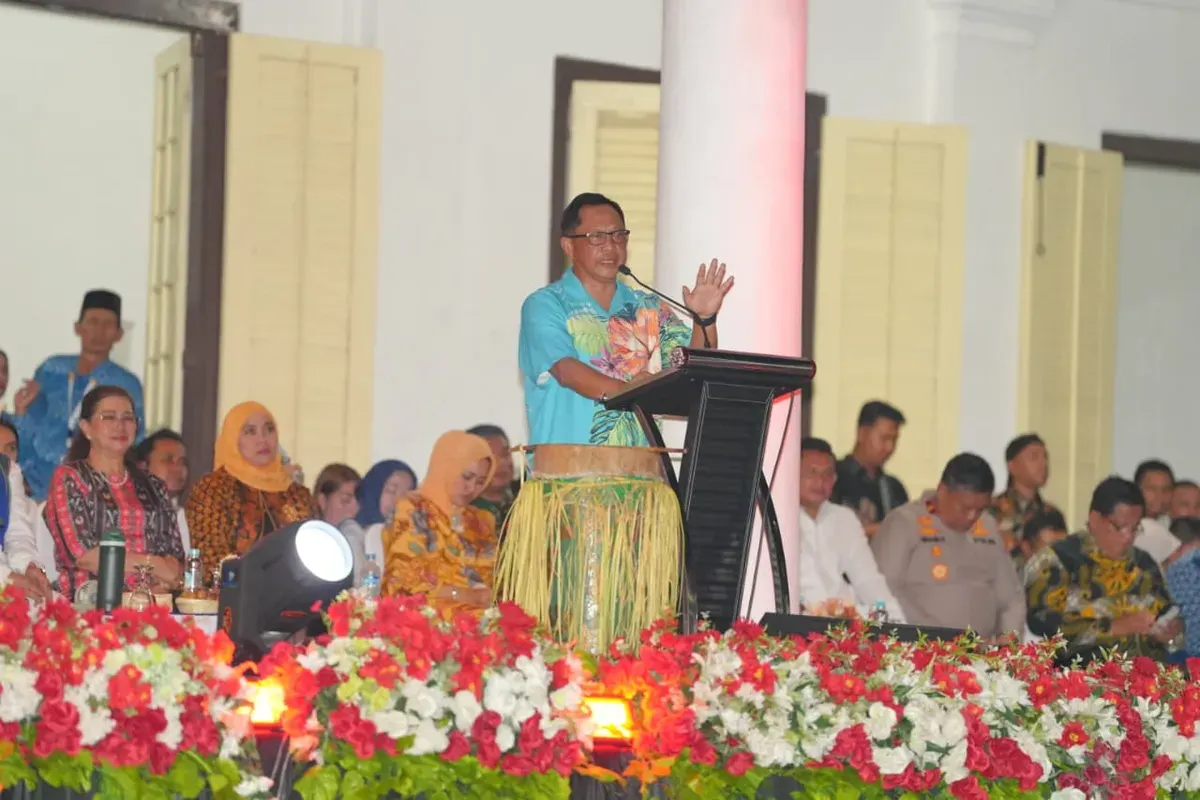 Mendagri Tito Karnavian memberikan sambutan saat membuka Banda Heritage Festival di Istana Mini, Banda Neira, Rabu, 26 November 2025, malam. (Sumber: Istimewa)