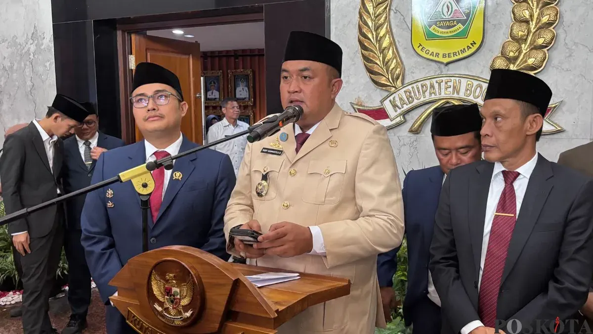 Bupati Bogor, Rudy Susmanto menyampaikan pernyataan kepada awak media di gedung DPRD Bogor, Jumat, 28 November 2025. (Sumber: Poskota/Giffar Rivana)