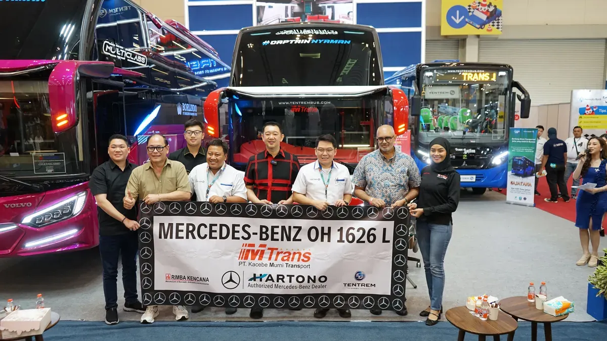 DCVI merayakan delapan tahun sebagai APM Mercedes-Benz Bus di Indonesia dengan menyerahkan unit bus kepada sejumlah PO. (Sumber: DCVI)