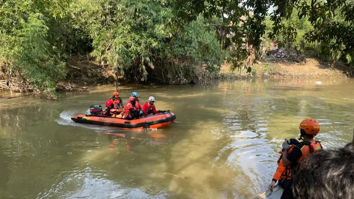 Proses pencarian tiga bocah tenggelam di aliran Kali Cikarang, Kecamatan Cikarang Utara, Kabupaten Bekasi. (Sumber: Dok. Istimewa)