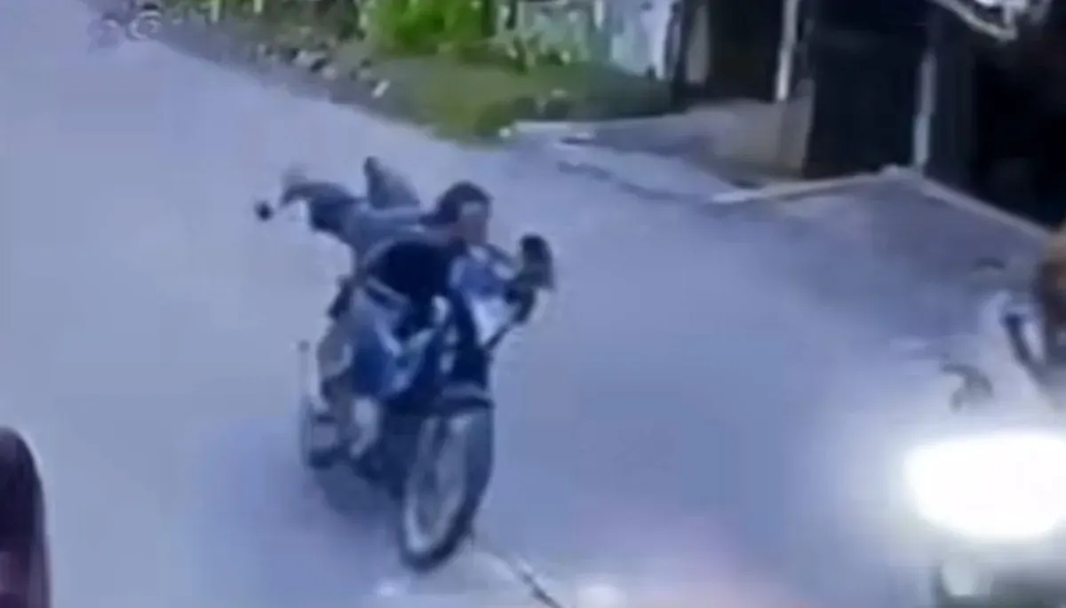 Tangkap layar pengendara motor Satria FU ugal-ugalan bergaya superman yang memicu kecelakaan maut di Jalan Bunar, Kabupaten Bogor.