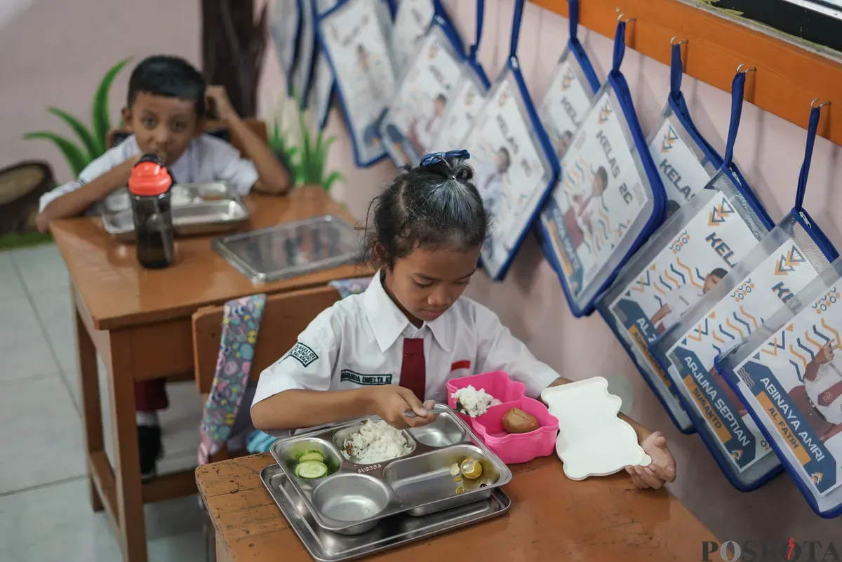 Orang tua murid mendistribusikan Makan Bergizi Gratis (MBG) kepada siswa di SDN Pejaten Barat 1 Pagi, Jakarta Selatan, Selasa, 30 September 2025. (Sumber: Poskota/Bilal Nugraha Ginanjar)