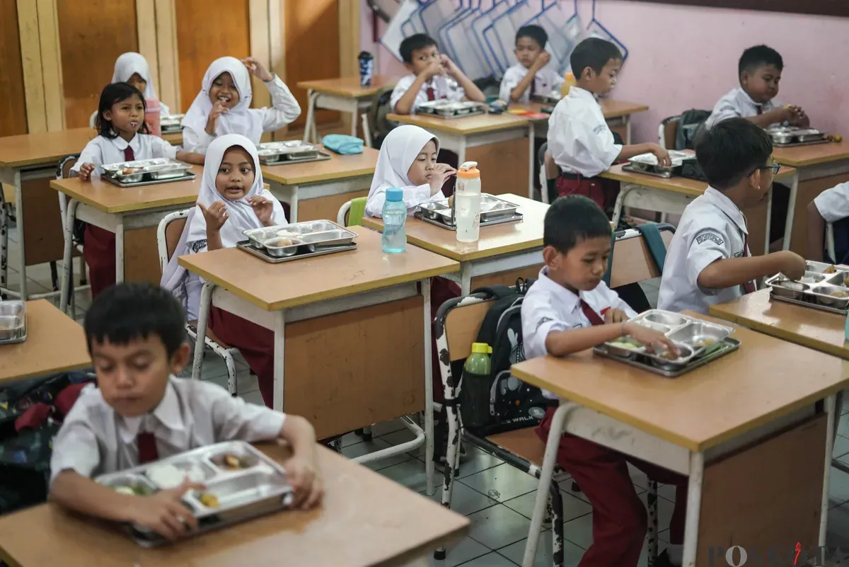 Orang tua murid mendistribusikan Makan Bergizi Gratis (MBG) kepada siswa di SDN Pejaten Barat 1 Pagi, Jakarta Selatan, Selasa, 30 September 2025. (Sumber: Poskota/Bilal Nugraha Ginanjar)