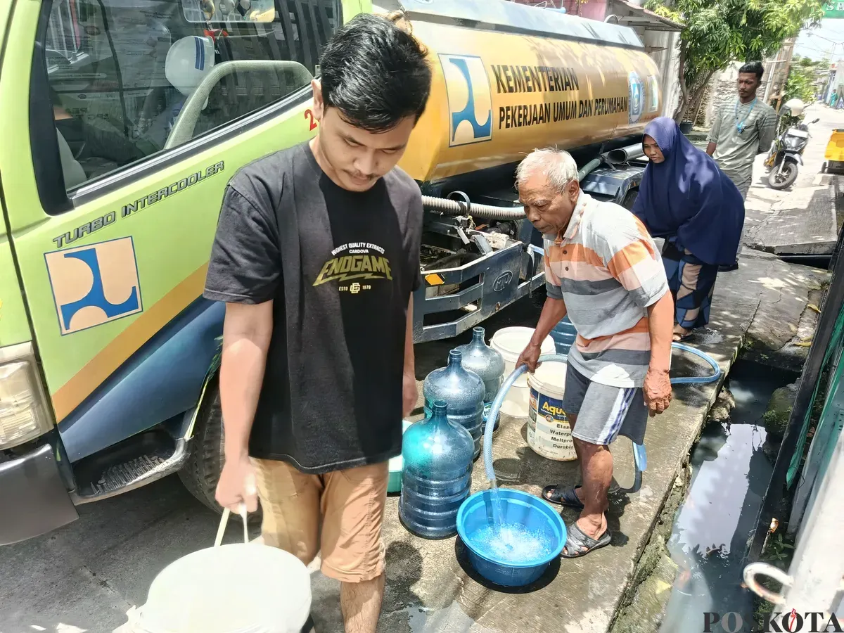 Warga Kavling Alinda Permai, Bekasi Utara, tengah antre mengambil pasokan air bersih dari mobil tangki PDAM Tirta Patriot, Jumat, 3 Oktober 2025. (Sumber: Poskota/Nurpini Aulia Rapika)