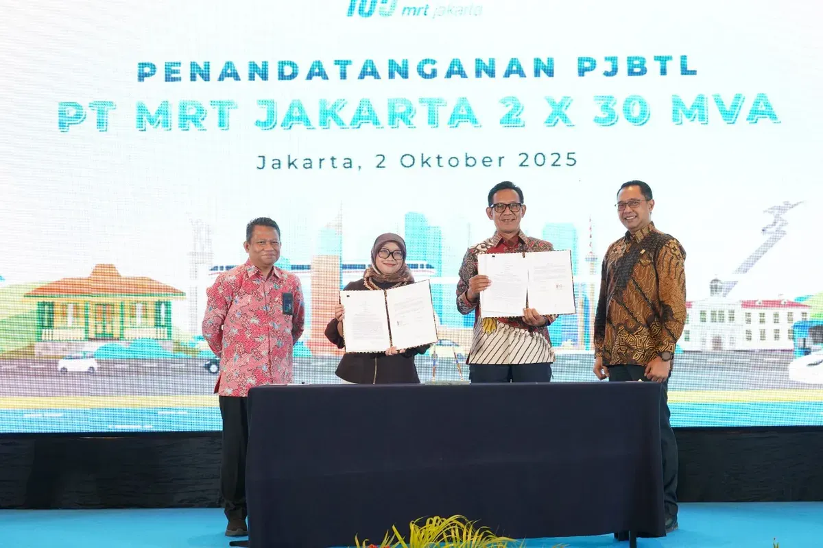 General Manager PLN UID Jaya, Moch. Andy Adchaminoerdin (kedua kanan) dan Direktur Konstruksi PT MRT Jakarta Weni Maulina (kedua kiri) menunjukkan dokumen perjanjian PJBTL di Jakarta, Kamis, 2 Oktober 2025. (Sumber: Dok. PLN UID Jaya)