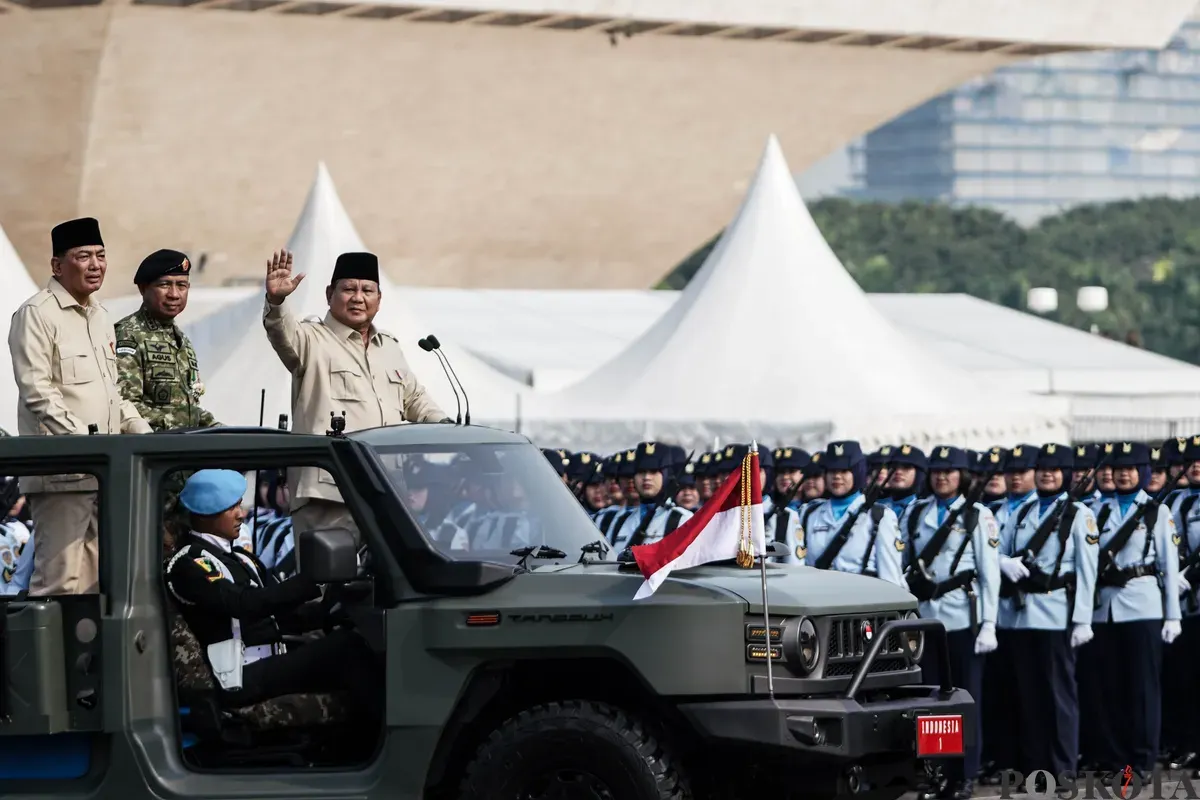 Presiden Prabowo Subianto didampingi Menteri Pertahanan Sjafrie Sjamsoeddin, Panglima TNI Jenderal TNI Agus Subiyanto melaksanakan inspeksi pasukan dalam upacara HUT ke-80 TNI di kawasan Silang Monas, Jakarta, Minggu, 5 Oktober 2025. (Sumber: Poskota/Bilal Nugraha Ginanjar)