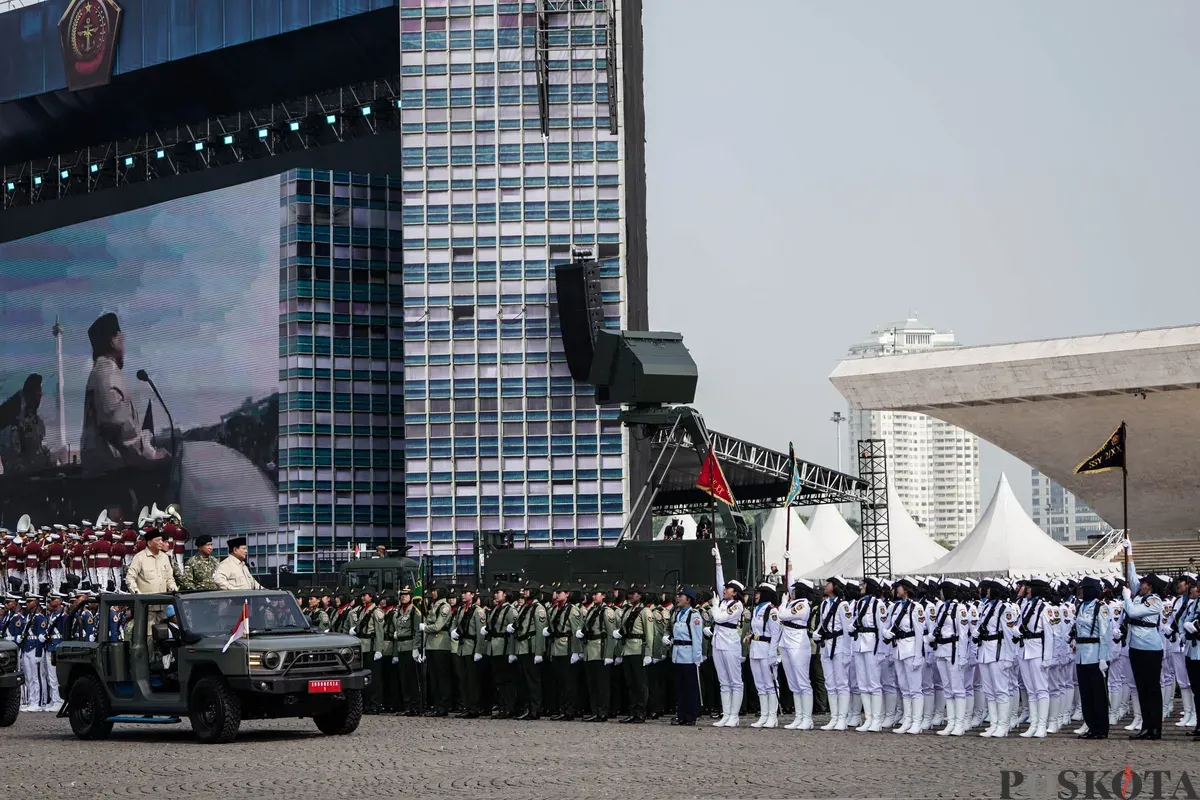 Presiden Prabowo Subianto didampingi Menteri Pertahanan Sjafrie Sjamsoeddin, Panglima TNI Jenderal TNI Agus Subiyanto melaksanakan inspeksi pasukan dalam upacara HUT ke-80 TNI di kawasan Silang Monas, Jakarta, Minggu, 5 Oktober 2025. (Sumber: Poskota/Bilal Nugraha Ginanjar)