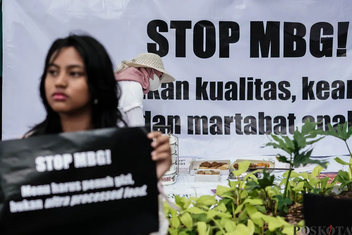 Sejumlah perempuan yang tergabung dalam Suara Ibu Indonesia menggelar aksi damai di depan kantor Badan Gizi Nasional, Jakarta, Rabu, 15 Oktober 2025. (Sumber: Poskota/Bilal Nugraha Ginanjar)