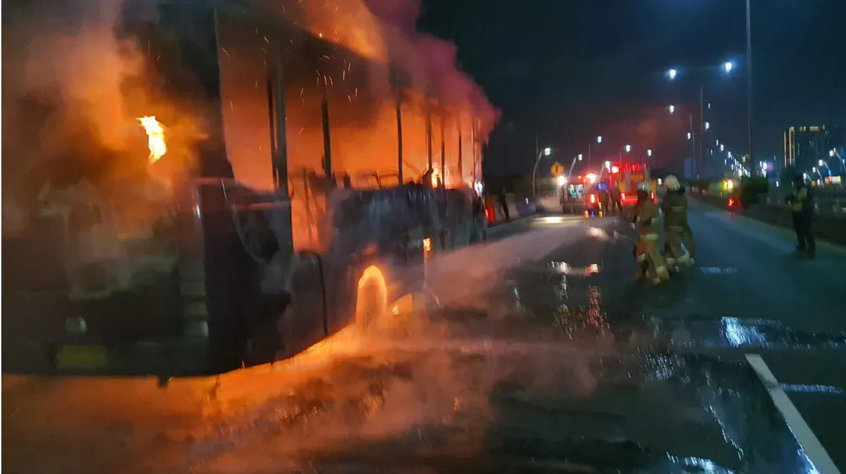 Kebakaran Bus Royaltrans di Kelapa Gading, Jakarta Utara mengarah ke Depo Cawang, Jakarta Timur, pada pada Selasa, 14 Oktober 2025. (Sumber: Istimewa)