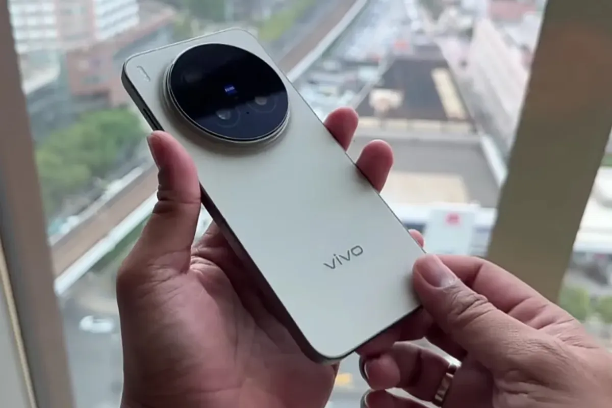 Simak perbandingan kamera dari dua HP flagship antara iPhone 17 Pro Max dan Vivo X300 Pro. (Sumber: YouTube/Putu Reza)