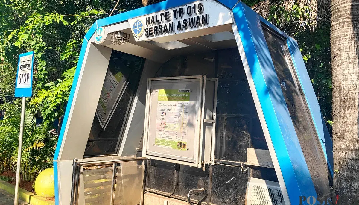Halte TP 015 di Jalan Sersan Aswan, Bekasi Selatan, tampak tak terawat dengan kursi penumpang dalam kondisi patah dan berdebu. (Sumber: POSKOTA | Foto: Nurpini Aulia Rapika)