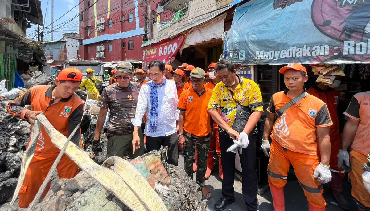 Anggota DPRD Jakarta, Kevin Wu, terjun ke lokasi kebakaran di Kelurahan Tangki, Kecamatan Tamansari, untuk memberikan bantuan pada Kamis, 16 Oktober 2025. (Sumber: Istimewa)
