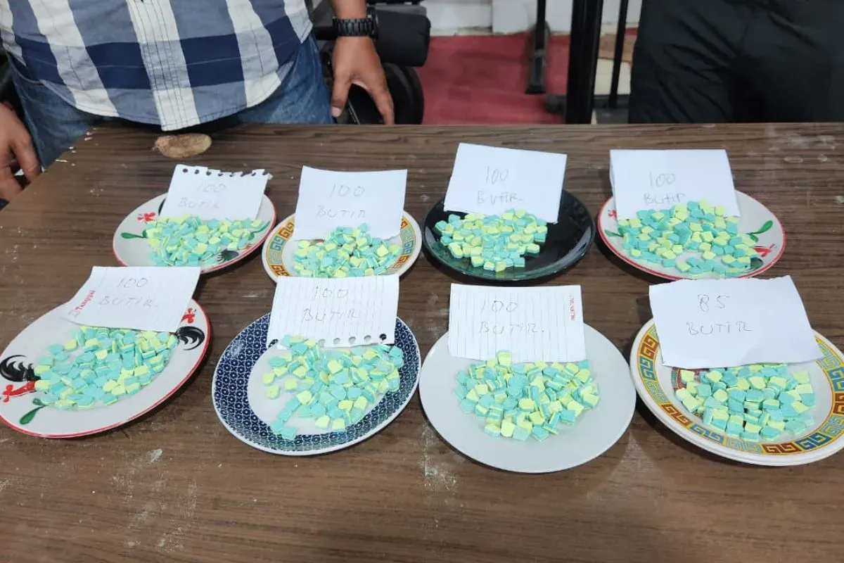 Petugas Rutan Cipinang menggagalkan penyelundupan 785 butir obat terlarang jenis Inex Transformer yang hendak dimasukkan ke dalam penjara. (Sumber: Dok. Kemenimipas Ditjenpas)