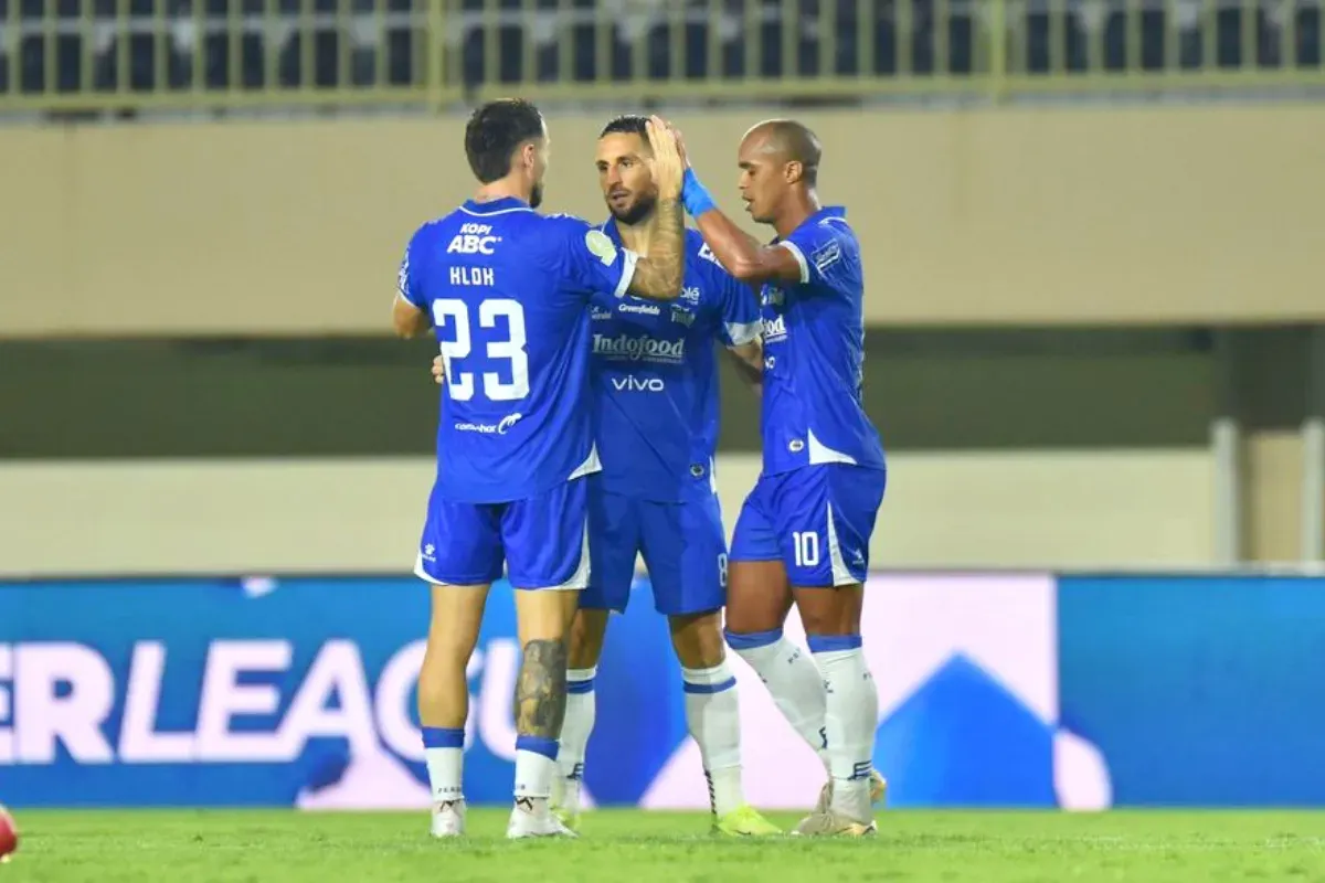 Potret pemain Persib Bandung saat bertanding melawan PSBS Biak pada Jumat, 17 Oktober 2025. (Sumber: Persib)