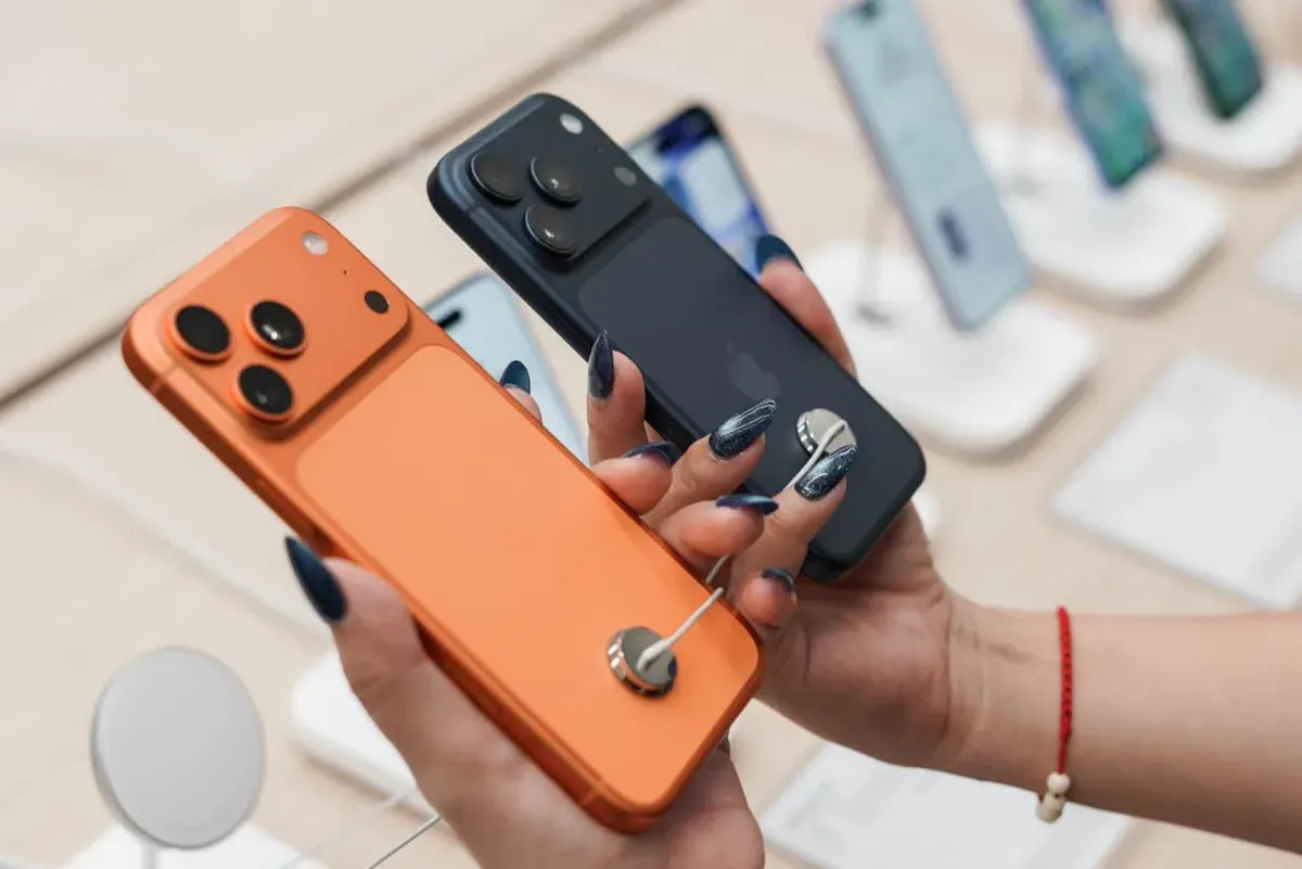 Setelah Apple resmi memperkenalkan iPhone 17 Series sebagai lini HP flagship, simak daftar harga selengkapnya per November 2025.(Sumber: Poskota/Bilal Nugraha Ginanjar)