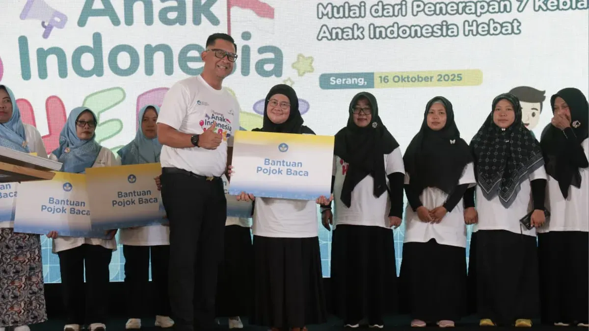 Penyerahan Bantuan Pojok Baca kepada perwakilan guru PAUD dalam kegiatan Kampanye Anak Indonesia Hebat di Gedung Negara Provinsi Banten, Kota Serang, Rabu, 16 Oktober 2025. (Sumber: CORPORATE SECRETARY bank bjb)